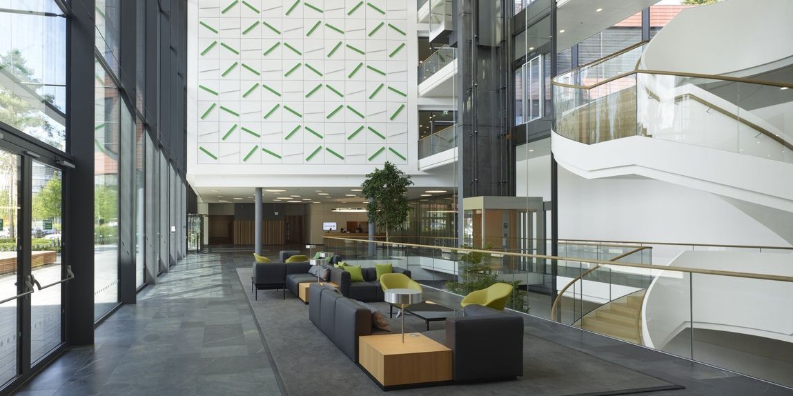 Platin und Diamant! Das Vector Gebäude in Stuttgart ist das einzige gewerblich genutzte Bürogebäude weltweit, das die beiden höchsten Auszeichnungen der Deutschen Gesellschaft für Nachhaltiges Bauen erhalten hat. Main building at the Vector location in Stuttgart, Germany
