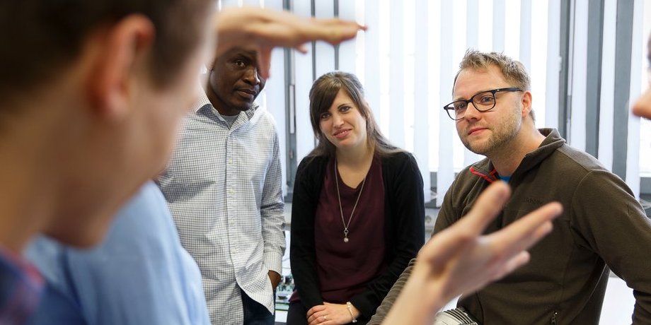 Beschäftigte von Vector in einem Meeting