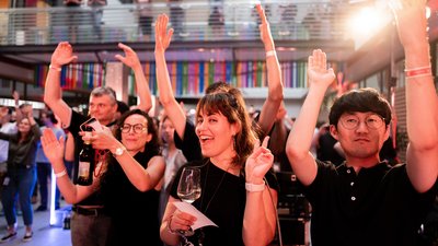 Begeisternd klatschende Mitarbeitende auf der Jubiläums-Party.