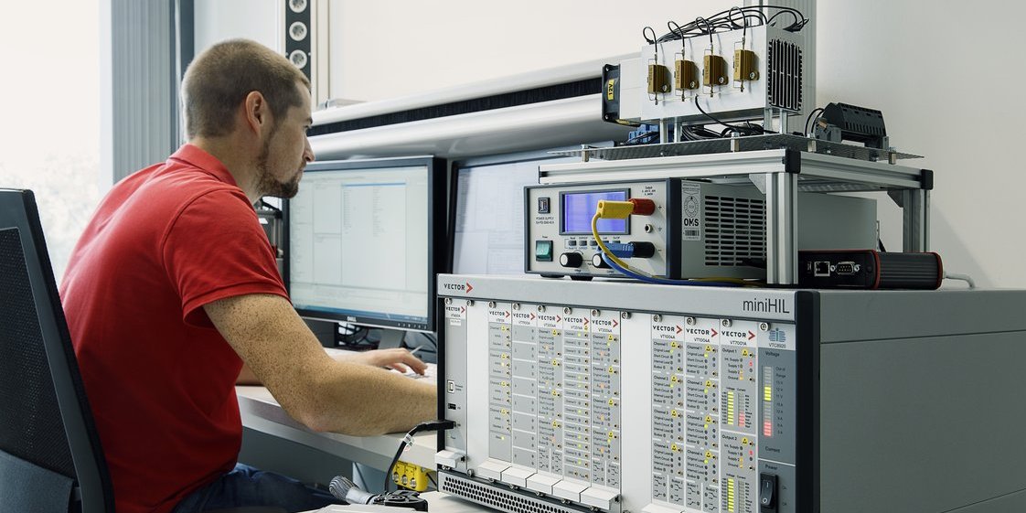 Mitarbeiter von Vector an seinem Arbeitsplatz