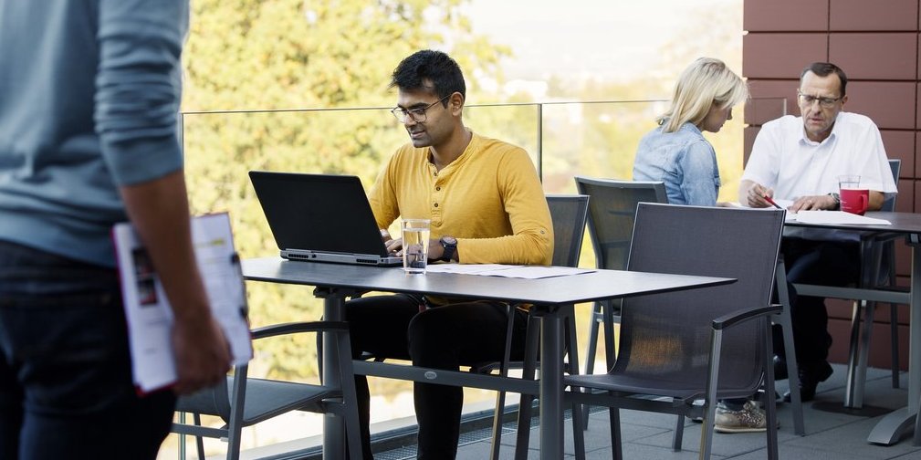 Vector Mitarbeiter arbeiten bei sonnigem Wetter auf der Terrasse im Standort Regensburg